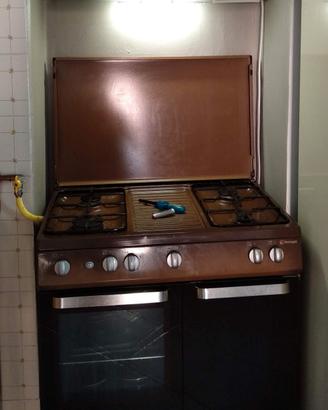 Cucinotto con forno a gas e scomparto bombola