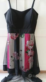 Abito nero con fiori pizzo, strascico nero velato