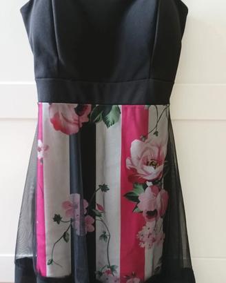 Abito nero con fiori pizzo, strascico nero velato