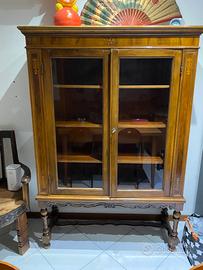 Vetrina mobile classica in legno con intarsi