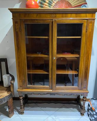 Vetrina mobile classica in legno con intarsi