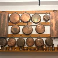 Piattaia completa di pentole antiche in rame