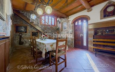 VILLA IN COLLINA