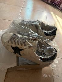Golden goose superstar white with black star