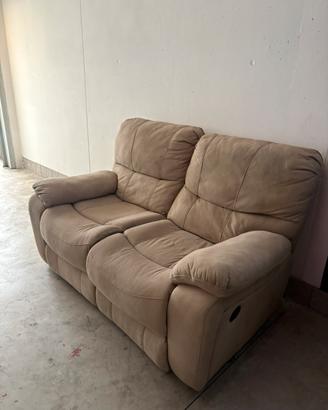 Divano reclinabile con poggiapiedi