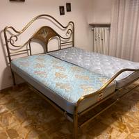 Letto matrimoniale in ottone decorato