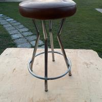 Sgabello vintage in acciaio e pelle
