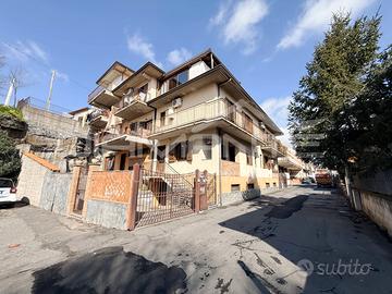 4Vani su due livelli+Garage Trecastagni centro