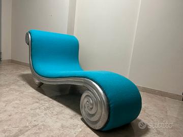 Letto da giorno surrealista stile Syrie Maugham