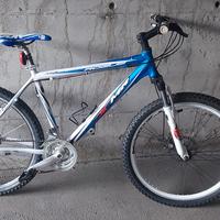 bicicletta mtb con freni a disco 