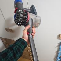 Dyson V8 con accessori 
