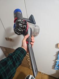 Dyson V8 con accessori 