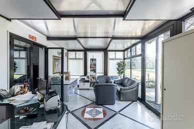 Ampio locale commerciale a Marnate