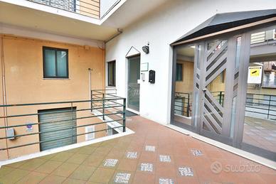 Ampio e spazioso laboratorio con zona lavorazione