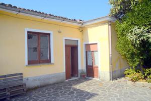 Immobile di 6,5 vani, 117 mq, terreno ulivetato