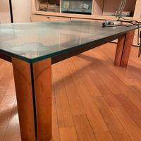 Tavolo di design in cristallo e pelle