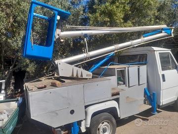 Furgone con gru e cestello