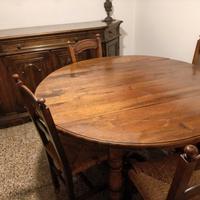 Tavolo con sedie e mobile salotto