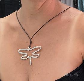 Collana con ciondolo a forma di libellula stilizza