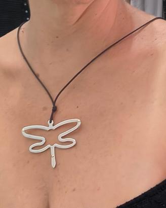 Collana con ciondolo a forma di libellula stilizza