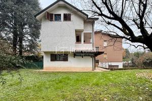 VILLA BIFAMILIARE CON GIARDINO