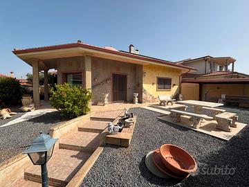 Villa con giardino su 4 lati