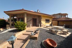 Villa con giardino su 4 lati