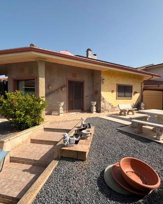 Villa con giardino su 4 lati