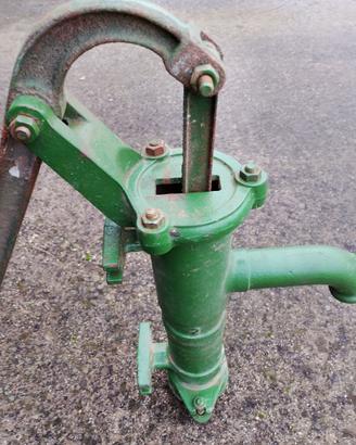 Pompa a mano per acqua Vintage