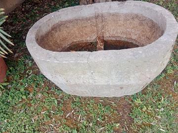 Antica vasca in pietra