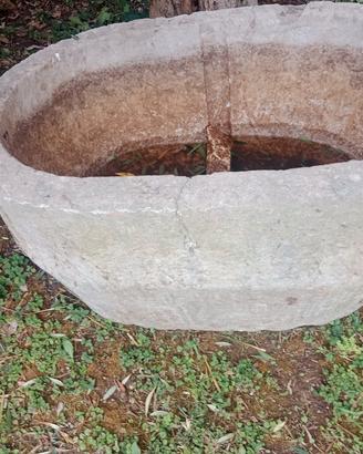 Antica vasca in pietra