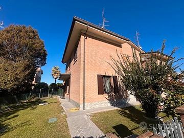 Villetta d'angolo con ampio giardino