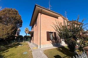 Villetta d'angolo con ampio giardino