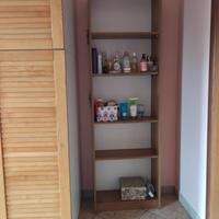 libreria alta e stretta legno chiaro 