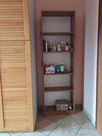 libreria alta e stretta legno chiaro 