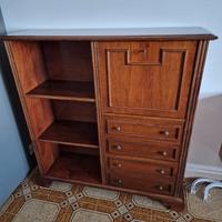 Mobile bar con cassetti.