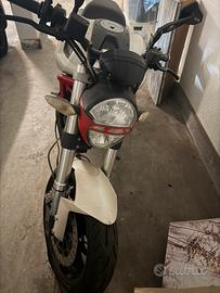 Ducati monster 696