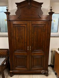 Grande armadio antico con cimasa decorata