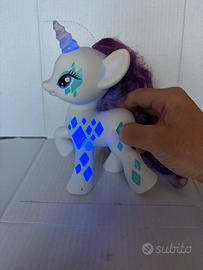 My Little Pomy Rarity Glamour Glow 2014. Funzionan