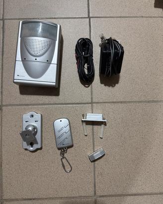 Allarme con trasmettitore telefonico integrato