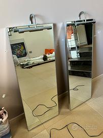 Specchi con luce e presa elettrica