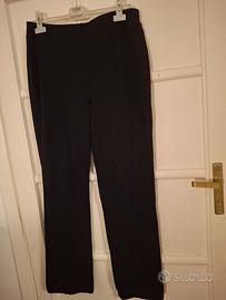 Pantalone nero sportivo. Coulisse alle caviglie. 