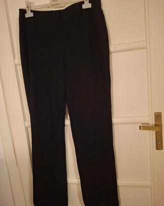 Pantalone nero sportivo. Coulisse alle caviglie. 