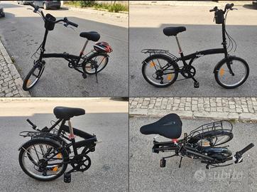 Bicicletta con casco, luci e borsa