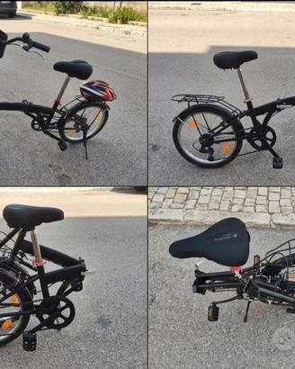 Bicicletta con casco, luci e borsa