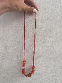 Collana lunga con pietre decorative rosse
