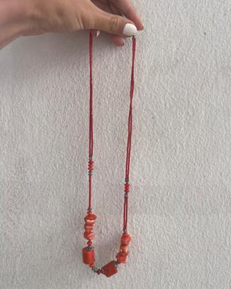 Collana lunga con pietre decorative rosse