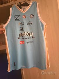 Maglietta autografata del napoli basket