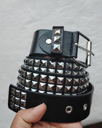 cintura nera con borchie a piramide stile Y2K punk