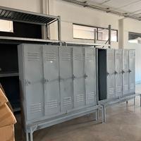 Coppia di armadietti vintage in metallo con panca